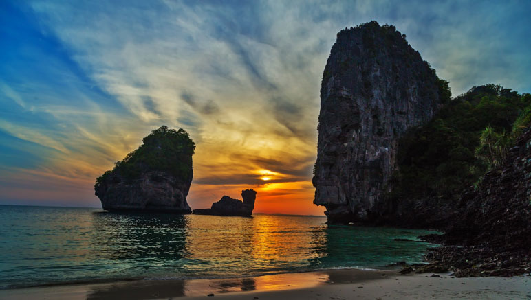 Sunrise Phi Phi Island Tour from Phuket
